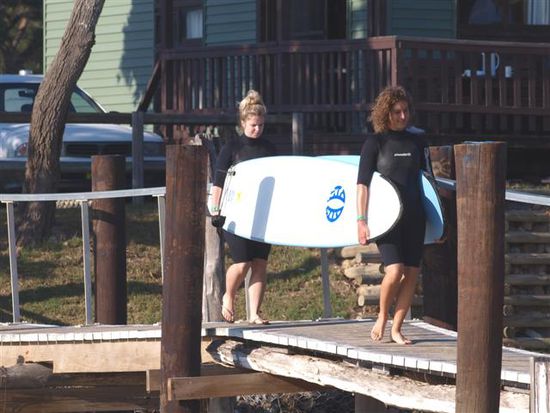 fleißig am surfboards tragen^^ keine ahnung, wie die dahinter hieß, is unwichtig^^