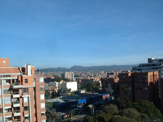 Blick vom Balkon. Bogota liegt in 2600m Hoehe und ist umgeben von 2 Andenkordilleren. Die Anden sind im Hintergrund zu sehen.