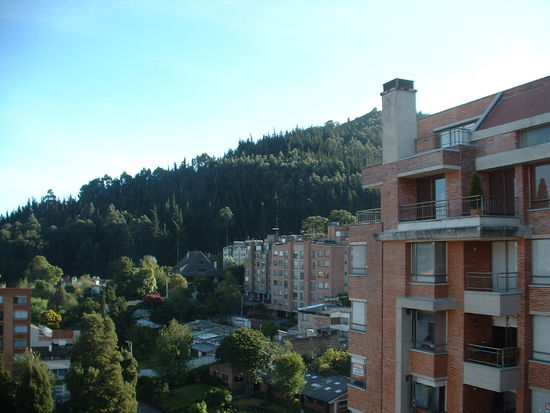 ebenfalls vom Balkon. Hier wird viel mit Backsteinen gebaut, die halbe Stadt sieht so aus