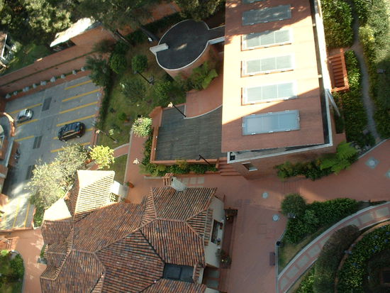 Blick nach unten. Die Gebaeude gehoeren mit zur Anlage, zu der das Appartment gehoert. Das vordere ist ein Sportraum mit Schwimmbad