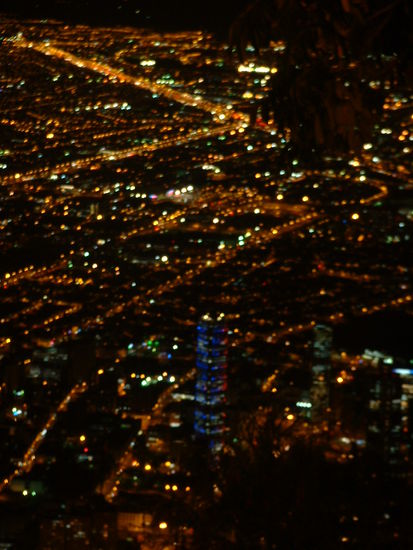 das blaue Gebaeude ist das hoechste in Bogota und hat eine kleine Lichtshow nachts