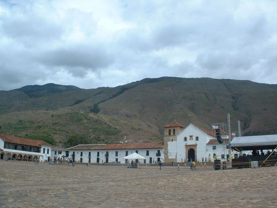 Hauptplatz von Villa de Leyva aus allen Perspektiven