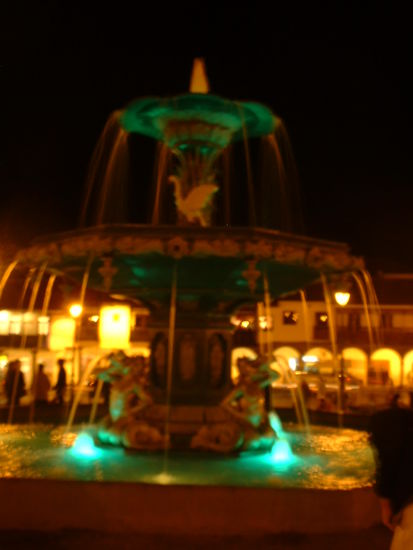Springbrunnen auf der Plaza - beliebter Treffpunkt, wenn man sich nachts verabredet