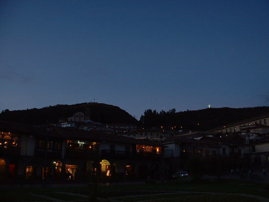 die Plaza ist gesaeumt von Laeden, Restaurants, Cafés und natuerlich - am wichtigsten - Discotheken. Rechts oben im Bild ist der weisse Christus zu sehen, der ueber der Stadt die Arme ausbreitet - jaaaa, so wie in Rio!