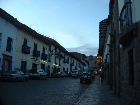 rechts vorne im Bild sieht man auch ein paar Steine aus der Inkazeit, auf die die Spanier grade drueber gebaut haben