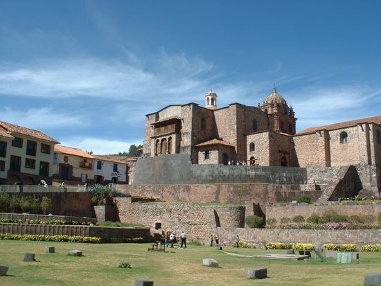 C'ORIQ'ANCHA, ehemaliger Inkatempel, den die Spanier ebenfalls teilweise abgerissen und einfach ein Kloster obendrauf gebaut haben. Der duenklere, graue Halbkreis sind Inkasteine.
