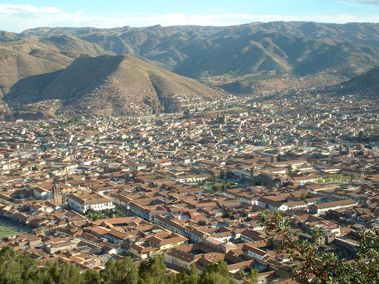 Cusco von oben - mitten in den Anden. Auf dem oberen Foto sieht man wieder die Plaza de Armas von oben