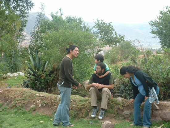 Gastbruder Nummer 3 (Mitte) - Henry (27) - mit seiner Familie 
Der links im Bild ist Henrys Cousin - Piero - die beiden sind gleichzeitig meine Buddys hier 