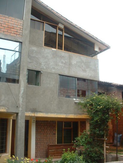 Das Haus von Augusta - im 2. Stock, dort wo die Glasfenster sind, ist mein Zimmer...