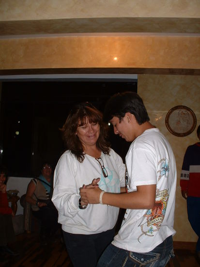 hier beim Tanzen mit seiner Mutter