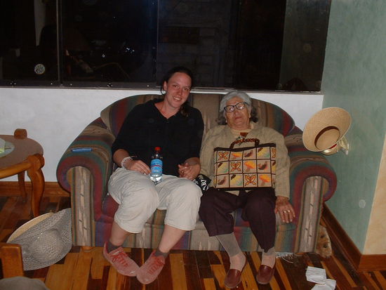 und Mama Luisa (Ende 80) - die Oma - die Mama von meiner Gastmutter. Ich meine natuerlich die Frau rechts, das links bin ich 