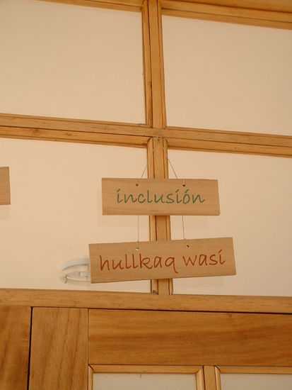 Hier arbeite ich. Alle Schilder in der Schule gibt es uebrigens einmal auf spanisch und darunter steht die Bezeichnung in Quechua