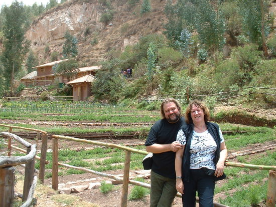 Mama &amp; German vor dem Garten