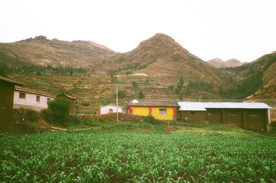 In dem bunten Haeuschen sind die Raeumlichkeiten von Wawasonq'o