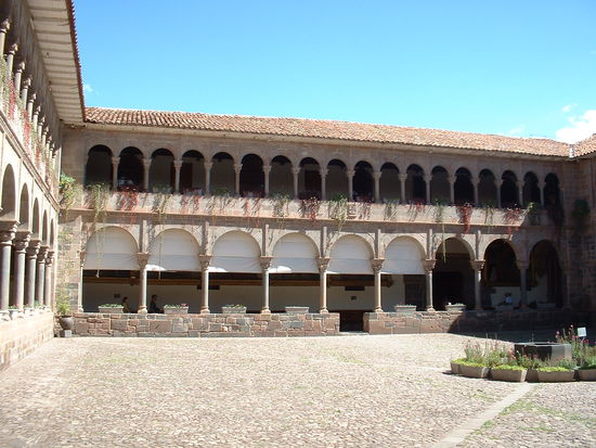 von innen: Hof des Klosters