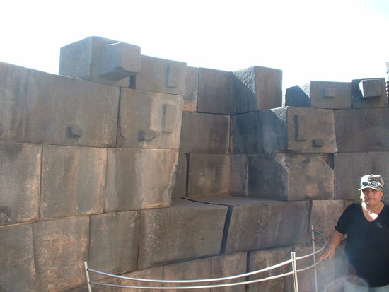 aussen im "sonnentempel" mit unsrem Guide: Angelika