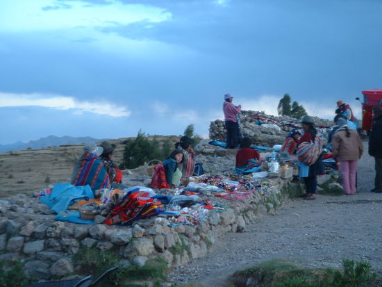 die Kunsthandwerk-Verkaeufer, die vor jeder Ruine lauern