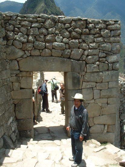 Eingang zum urbanen Sektor mit unserem Touri-Guide Rubén