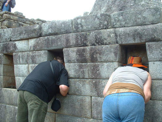 die Fenster in den Tempeln hatten eine ungeheure Anziehungskraft ... 
...war nur Spass! Unser Touri-Guide hat uns hier demonstriert, dass die Fenster eine tolle Resonanz hatten und man quasi ueber die Wand von einem Fenster zum anderen kommunizieren konnte.