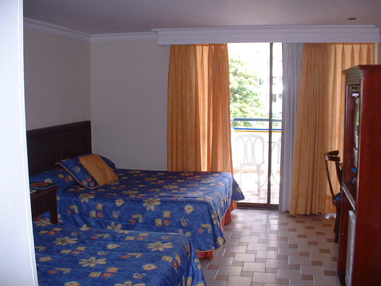 Mein Zimmer, gottseidank mit Klimaanlage und einem Balkon, um Abends schoen mal draussen zu sitzen.