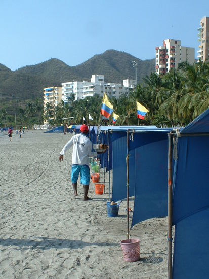 Wir haben uns so ein nettes Sonnenzelt gemietet. Nur dumm, dass alle 2 Minuten jemand anderes vor einem steht und irgendetwas anbietet, was auf die Dauer echt nervig wird.