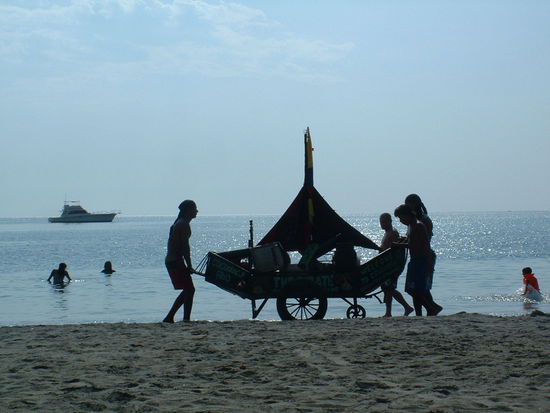 Nur diese Typen hier fanden wir echt witzig. Die sind mit ihrem Wagen rumgefahren mit schallender Reggae-Musik und haben Kokosnuesse verkauft, auf dem Wagen stand auch "Coco loco", was so viel heisst wie: Die verruekte Kokosnuss. Ich hab mir dann auch mal eine gegoennt.