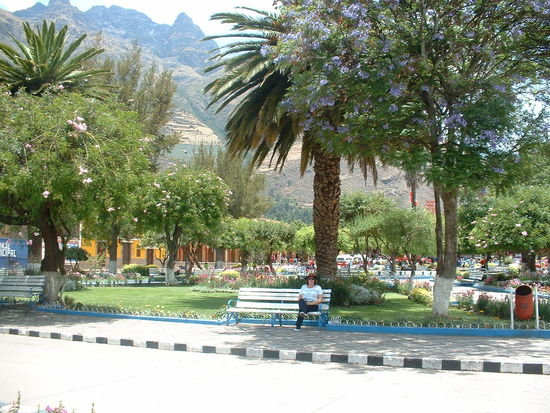 Die Plaza von Calca mit meiner Mama