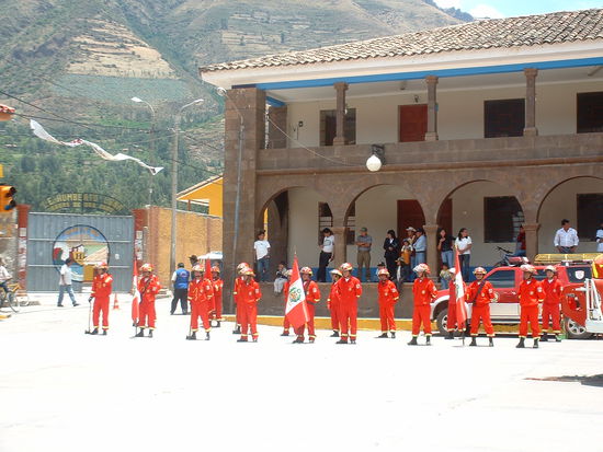 mit der Flagge von Perú in der Hand