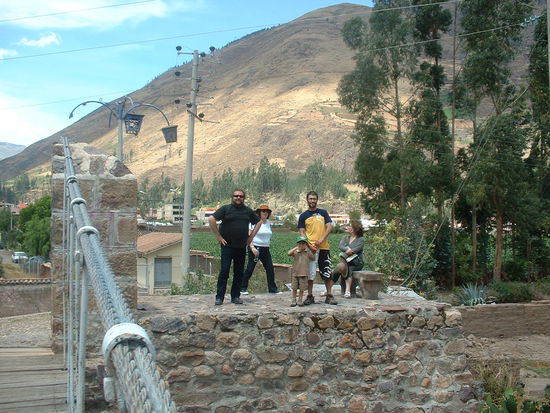 Mit meiner deutschen und meiner peruanischen Familie am Fluss