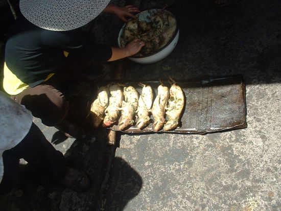 Meine Gastmutter Augus bei der Vorbereitung des Festmahls...