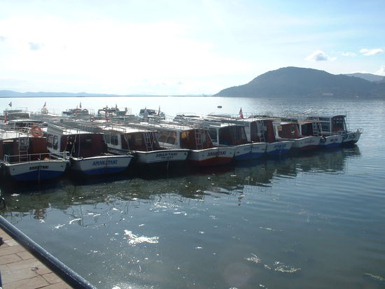Diese Boote fahren über den See. Wenns sonnig ist, ist es toll, obe zu sitzen aber: akute Sonnenbrandgefahr!!!