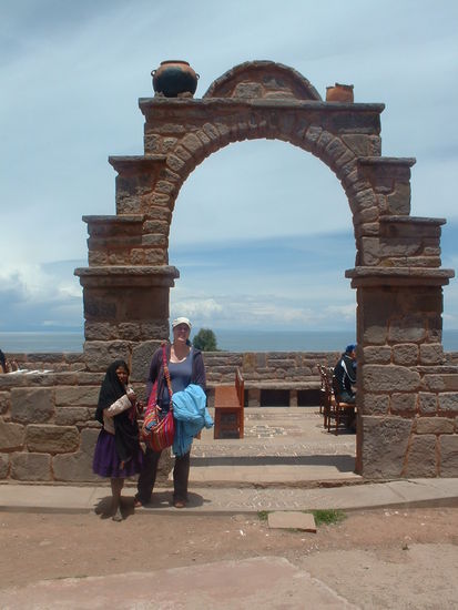 Ich vor einem der vielen Bögen auf Taquile mit meiner ungebetenen Gesellschaft (,die dann später dafür entlohnt werden möchte, echt ätzend....)