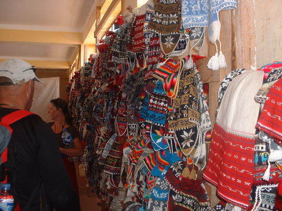 Die Mützen, die auf Taquile hergestellt werden, leider ziemlich teuer, deshalb gab's als Andenken nur das Foto