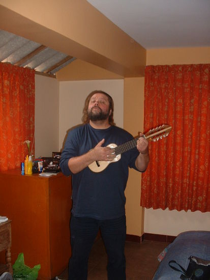 German hat sich eine "Charango" gekauft und konnte schon nach kurzer Zeit "el Condor pasa" spielen