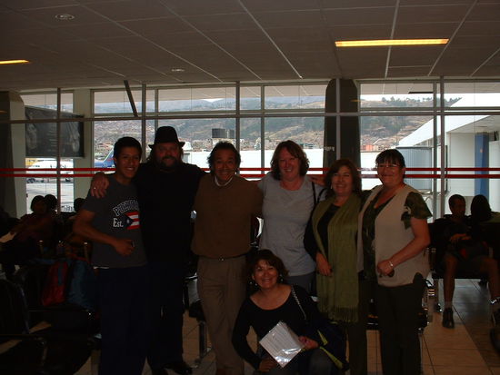 ...und das war dann schon das Abschiedsfoto. Beide Seiten waren sehr traurig, mein Gastvater hatte richtig Tränen in den Augen. Aber sie haben ja fest vor, wieder zu kommen, gell ?