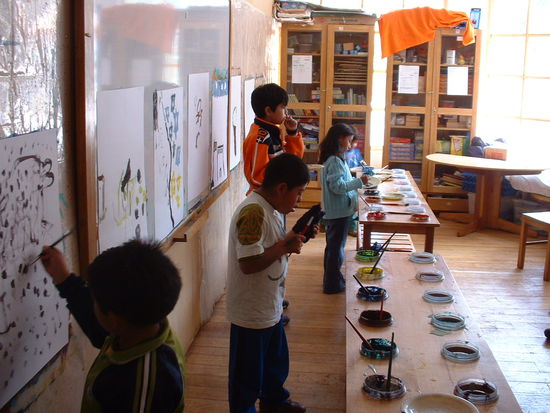Kunststunde - die Kids können 1 Stunde lang malen, was ihnen auf der Seele liegt - Anweisungen, was sie malen sollen,  bekommen sie keine