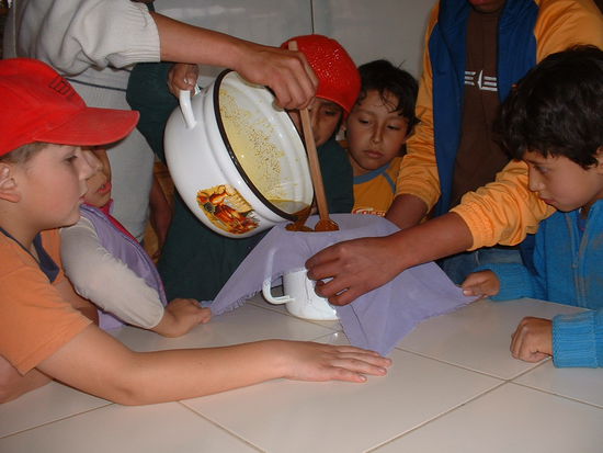 Wir begleiten die Kinder auch zu ihren "Werkstätten", in denen ihnen verschiedene hanwerkliche Fertgikeiten beigebracht werden. Hier bin ich mit einem Kind in "medizinischen Pflanzen" gewesen...