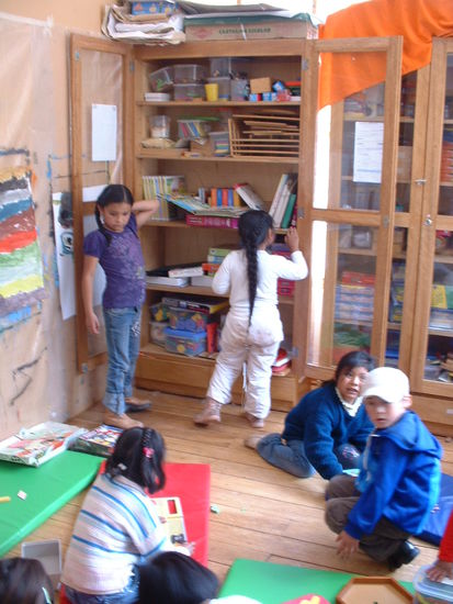 in der Frühstückspause dürfen dann alle Kids aus der Schule zu uns in den Raum kommen und spiele aus dem Schrank holen.