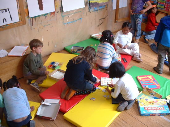Sie setzen sich dann auf die Matten und es herrscht ein munteres Chaos