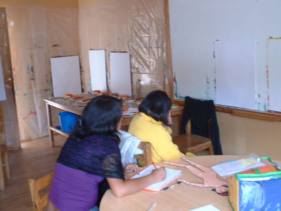 Carla, meine Mitpraktikantin beim Testen einer Schülerin