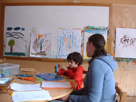 und ich - beim Testen eines der Jüngsten, der gerade versucht, Löcher mit einem Faden zu einem bestimmten Muster zu verbinden.