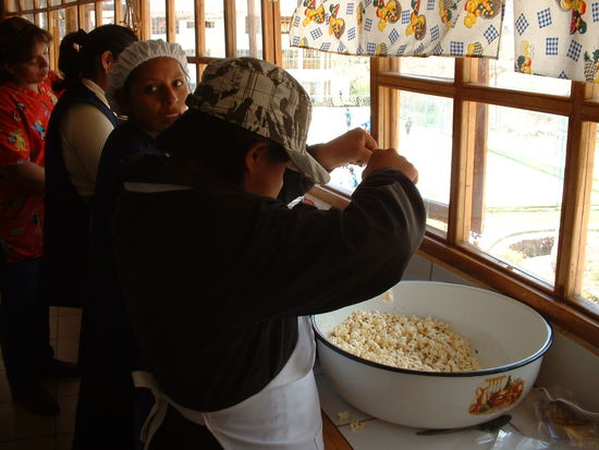Berufsvorbereitung - einer unserer Schützlinge hilft in der Schulküche kräftig mit - hier beim Popcorn auffüllen.