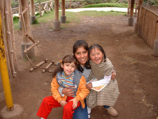 ...2 Mädels aus der 1. Klasse mit ihrer Lehrerin
