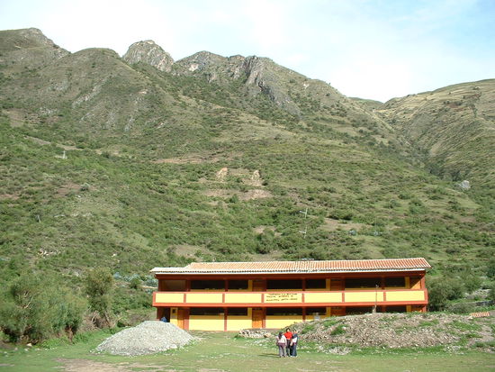 Die Schule von Osccollopata - hierhin kommen auch die Kinder aus 3 nahegelegenen Dörfern in den Bergen der Umgebung