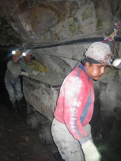 die Mineros bei der Arbeit (immer mit einer mit Cocablätter vollen Backe)