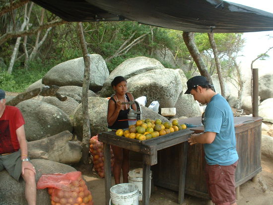 2. Stopp: frisch gepresster Orangensaft am Strand "La Piscina"