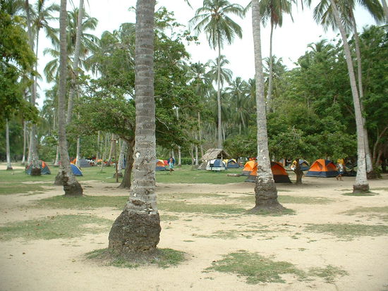 Hier kann man entweder ein Zelt oder eine Haengematte mieten und uebernachten. Hier waren viele junge Leute, alles Backpacker