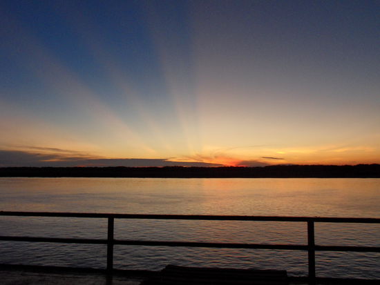 ...und die Sonnenuntergänge waren unbeschreiblich. Auf dem Oberdeck hatte man gottseidank auch mal seine Ruhe vor den vielen Leuten.