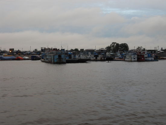 Hafen von Iquitos im Morgengrauen