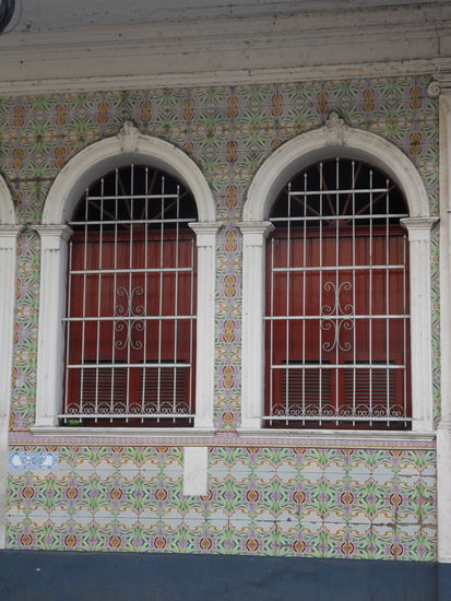 Mit Kacheln verzierte Häuser in der Innenstadt